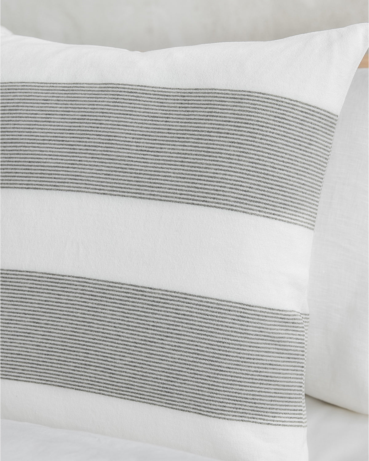 Brant Cushion Grey/White